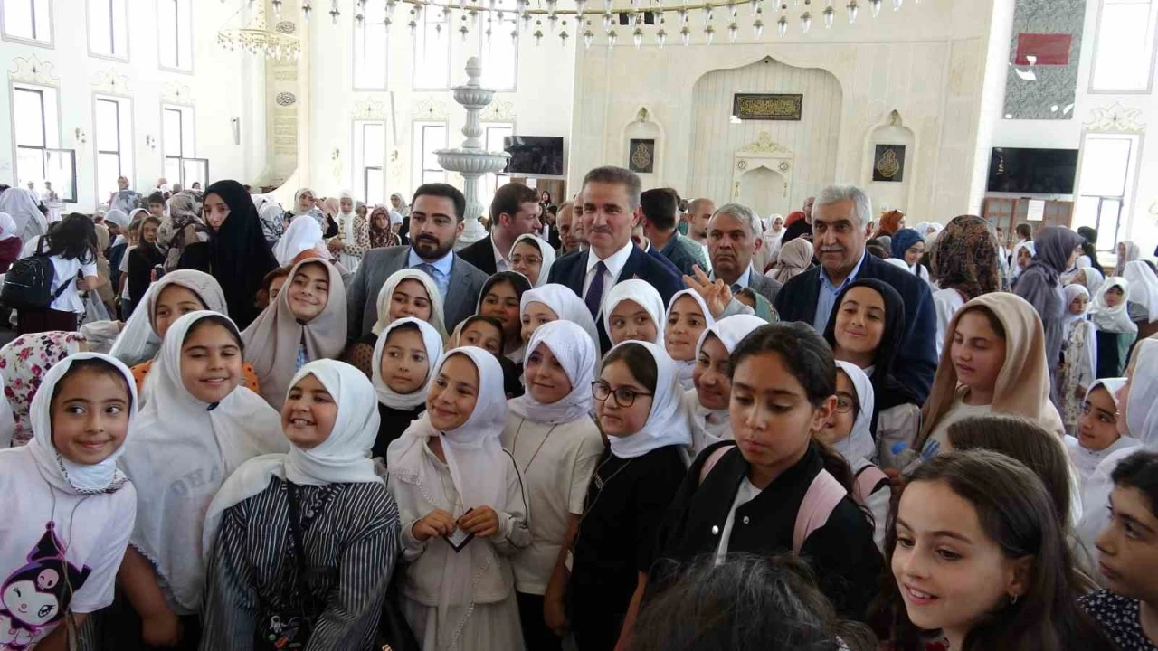 Erzurum&rsquo;da 3 bin kız &ouml;ğrenci camide buluştu
