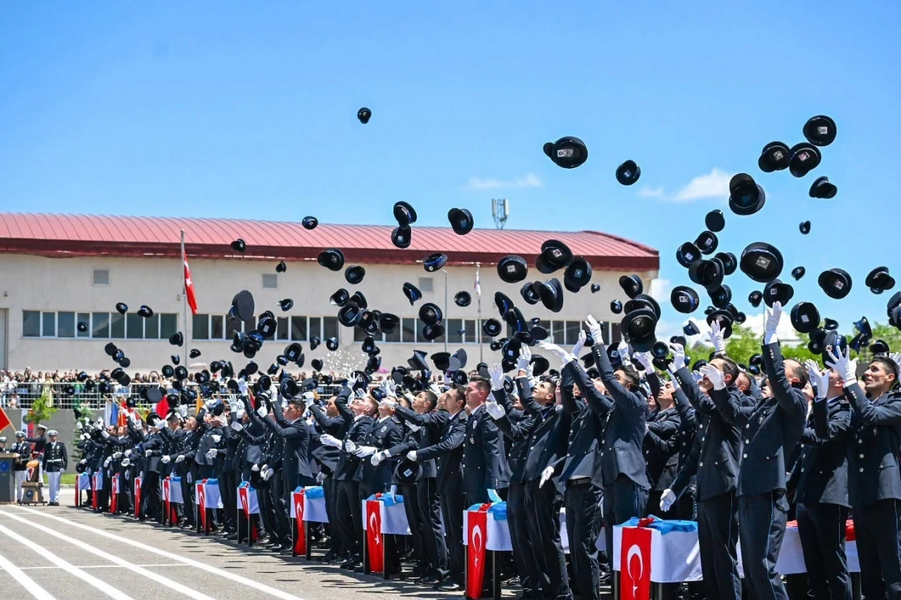Erzurum&rsquo;da 32. d&ouml;nem polis adayları mezun oldu
