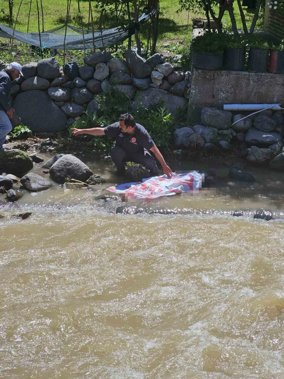Erzurum&rsquo;da acılı piknik: K&ouml;pr&uuml;de barfiks &ccedil;ekerken dereye d&uuml;şen gen&ccedil; hayatını kaybetti
