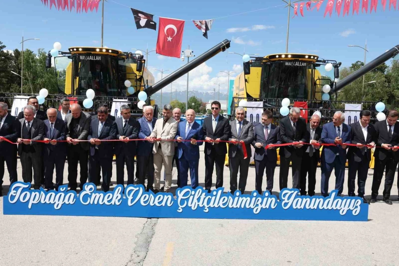 Erzurum&rsquo;da bir ilk: Tarım makineleri parkına 2 bi&ccedil;erd&ouml;ver, 4 r&ouml;mork eklendi
