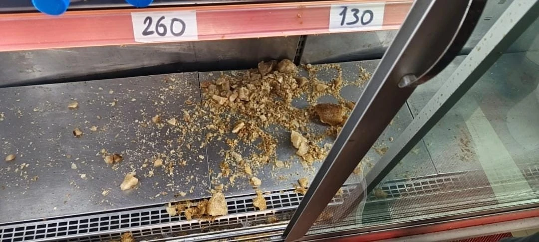 Erzurum’da iş yerinde korkutan anlar, Dolapta donan şişe patladı
