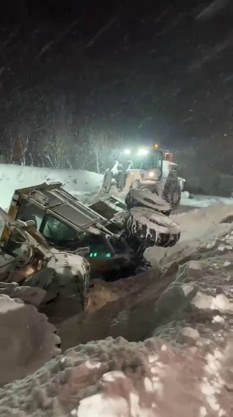 Erzurum&rsquo;da kar temizleme aracı devrildi
