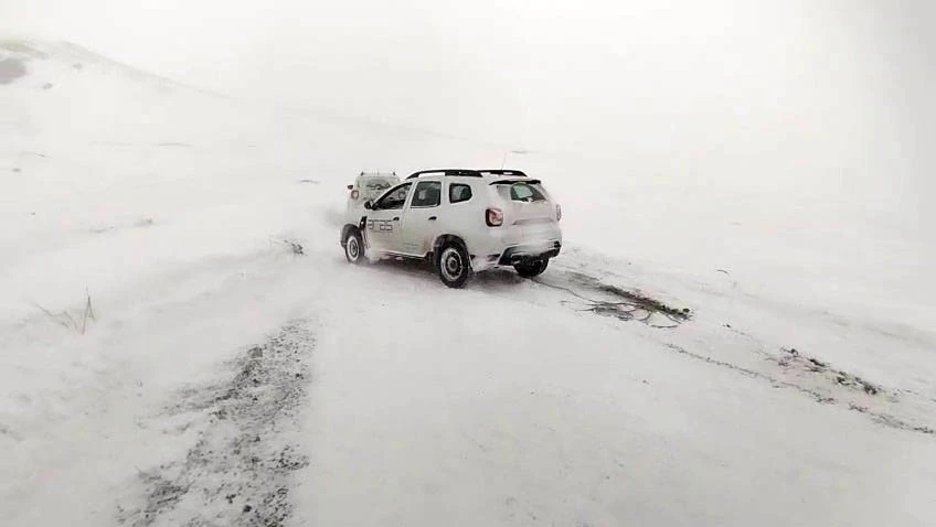 Erzurum&rsquo;da kar ve tipi ulaşımı durma noktasına getirdi
