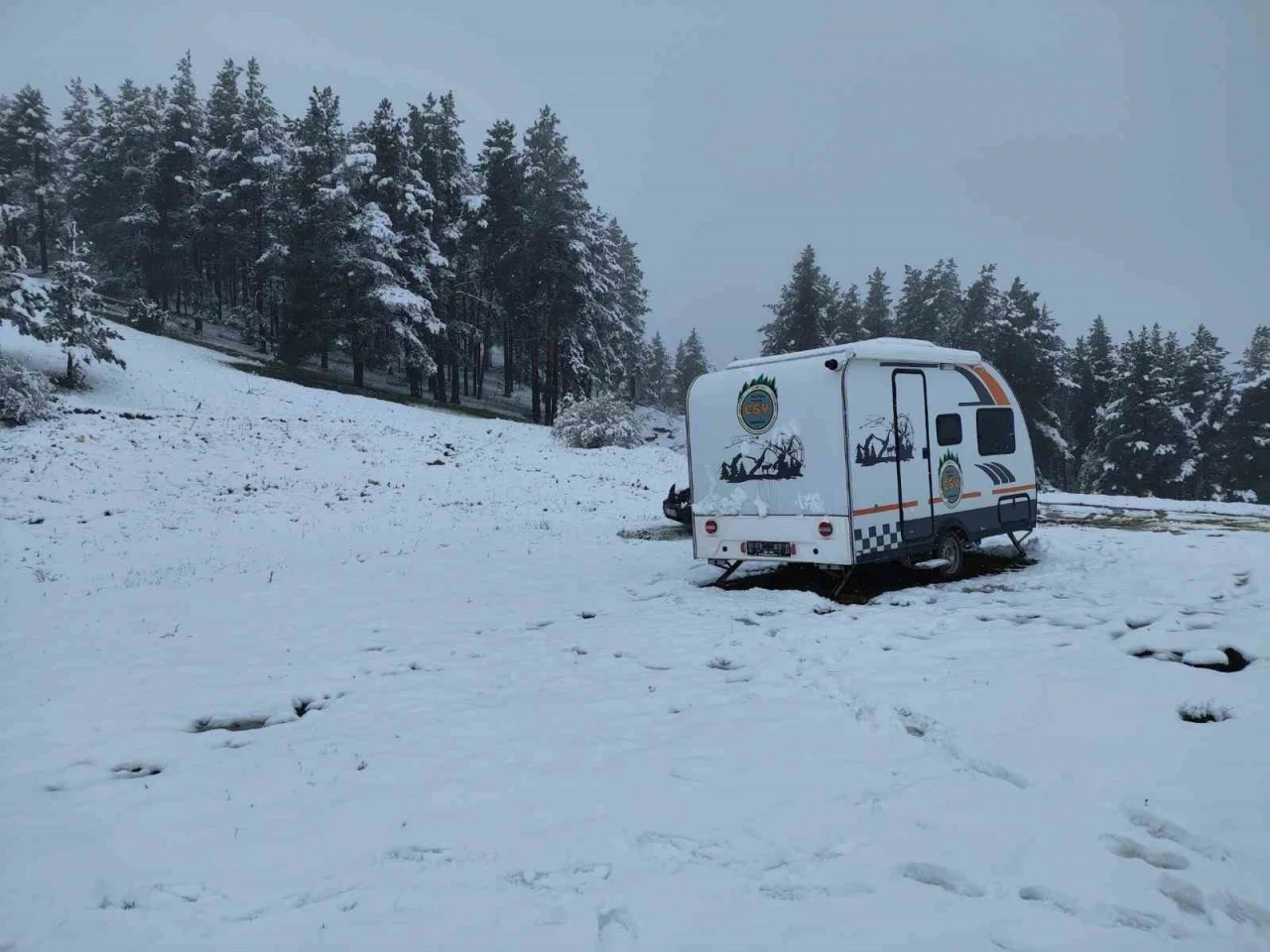 Erzurum’da mayıs ayında yağan kar dağları beyaza bürüdü
