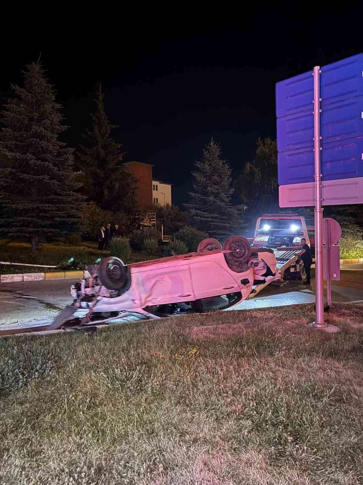 Erzurum&rsquo;da otomobil ref&uuml;je &ccedil;ıkıp takla attı: 3 yaralı
