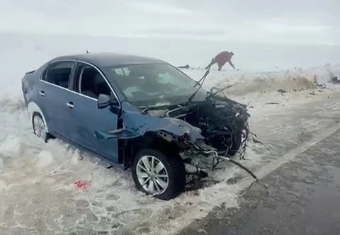 Erzurum&rsquo;da otomobille tırın &ccedil;arpıştığı kazada s&uuml;r&uuml;c&uuml;ler yaralandı
