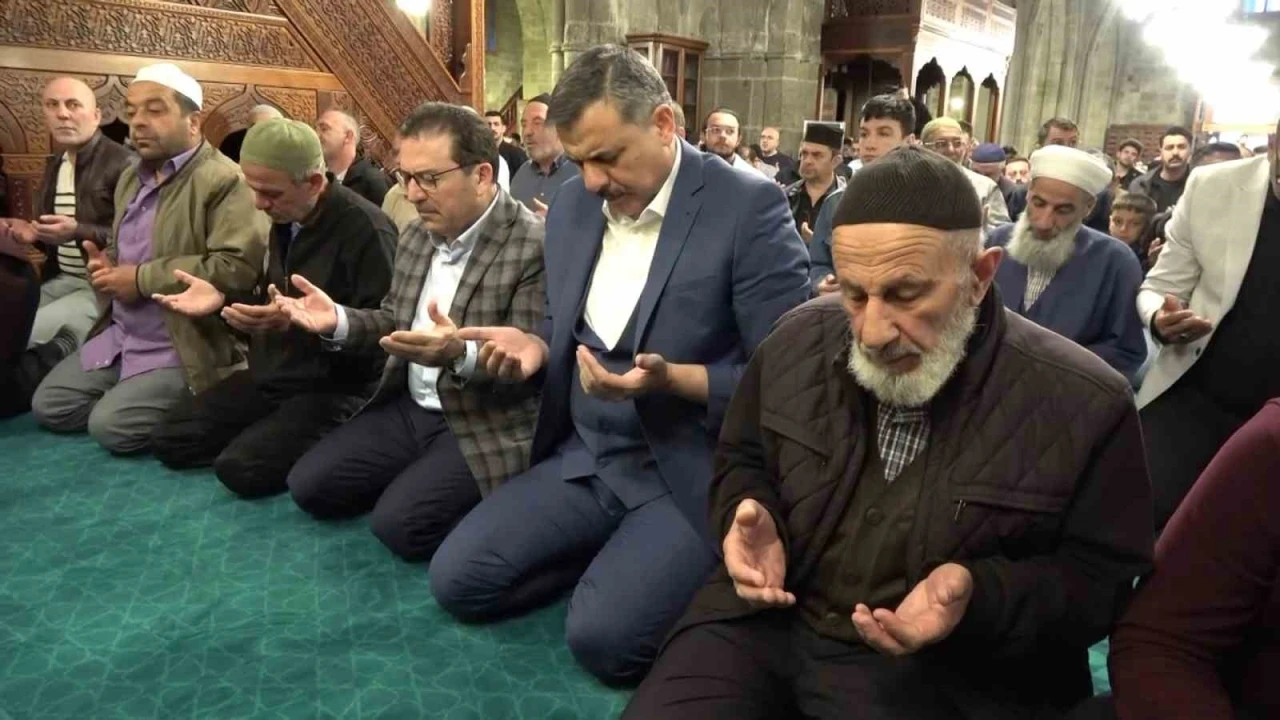 Erzurum’da protokol vatandaşlarla bayramlaştı

