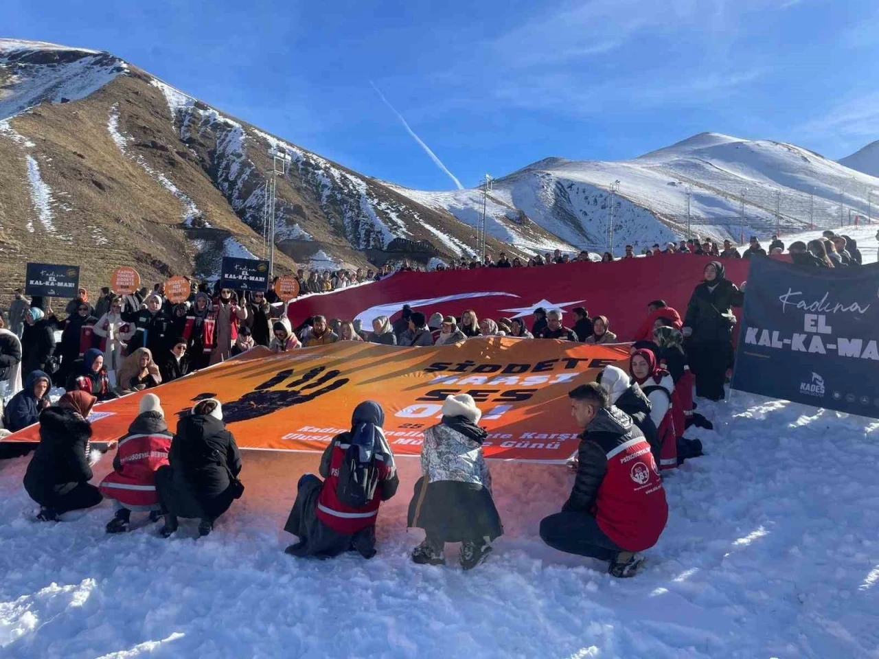 Erzurum’da &quot;Şiddete karşı tek yürek&quot; yürüyüşü düzenlendi

