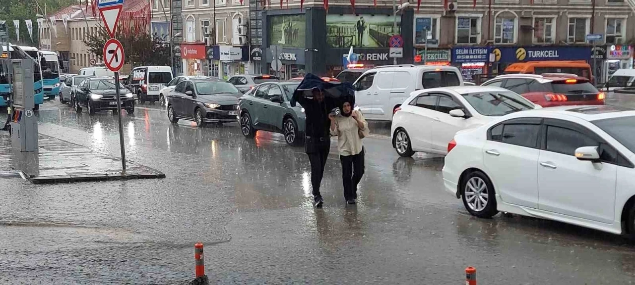 Erzurum’da sağanak hayatı felç etti
