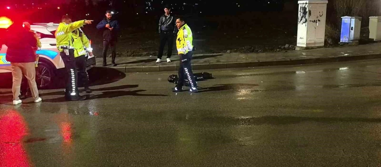 Erzurum&rsquo;da scooter s&uuml;r&uuml;c&uuml;s&uuml;ne ara&ccedil; &ccedil;arptı: 1 yaralı
