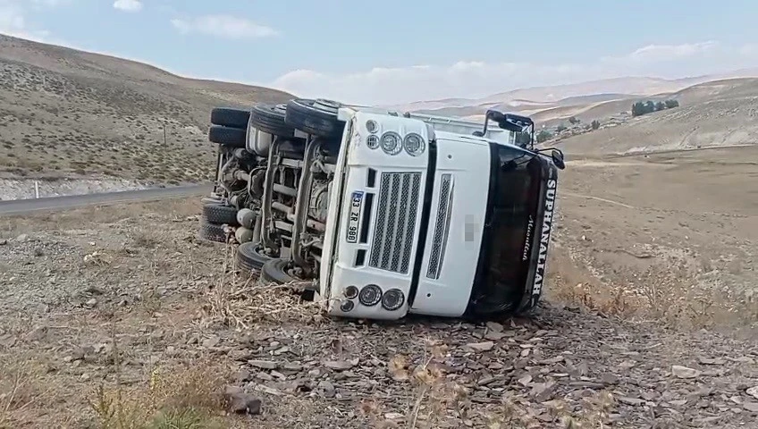 Erzurum’da virajı alamayan kamyon devrildi; sürücü yaralandı

