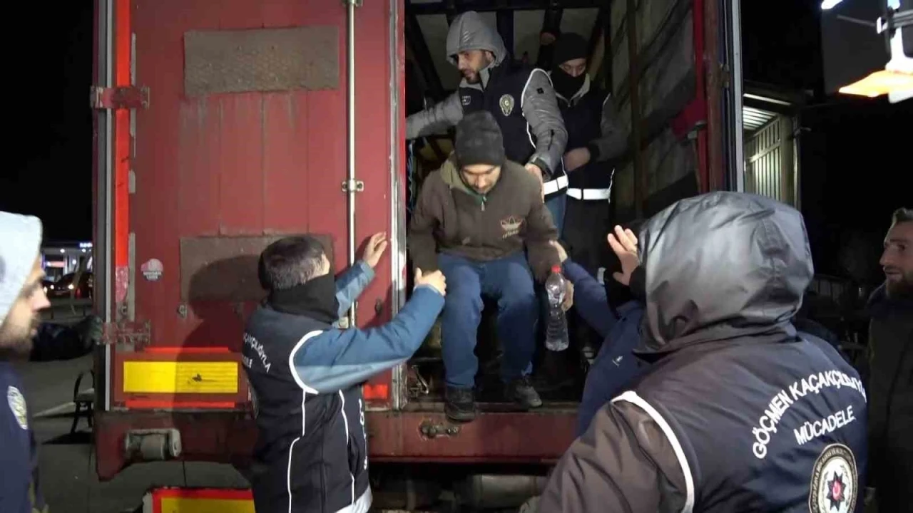 Erzurum&rsquo;da yılbaşı &ouml;ncesi polis, asayiş uygulamalarına start verdi
