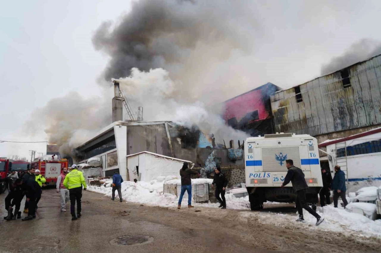 Erzurum&rsquo;daki mobilya &uuml;retimi yapan iş yerinde &ccedil;ıkan yangın &ouml;ncesi meydana gelen patlama g&uuml;venlik kamerasında
