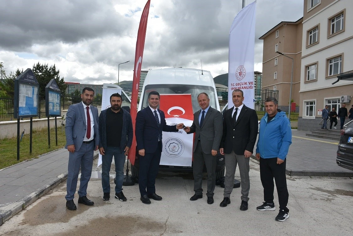 Erzurum Gençlik Spor Kulübü’ne yeni minibüs
