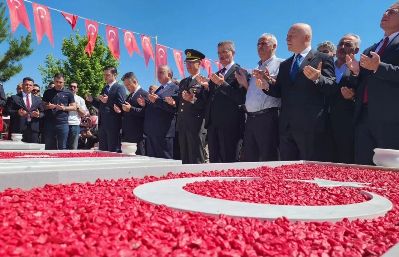 Erzurum protokol&uuml; şehitlikleri ziyaret etti
