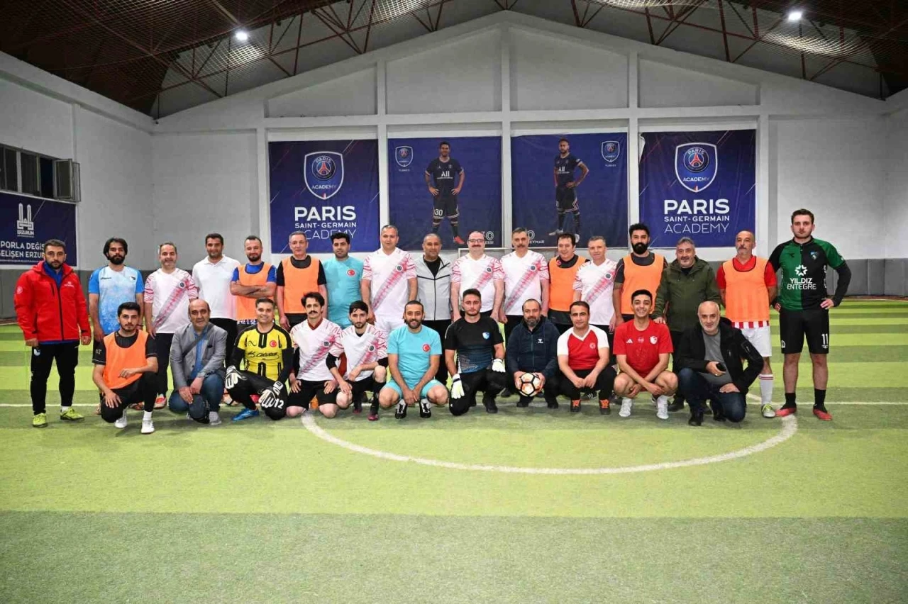 Erzurum protokolü ve medya mensupları &quot;Sağlıklı yaşam için&quot; sahaya çıktı
