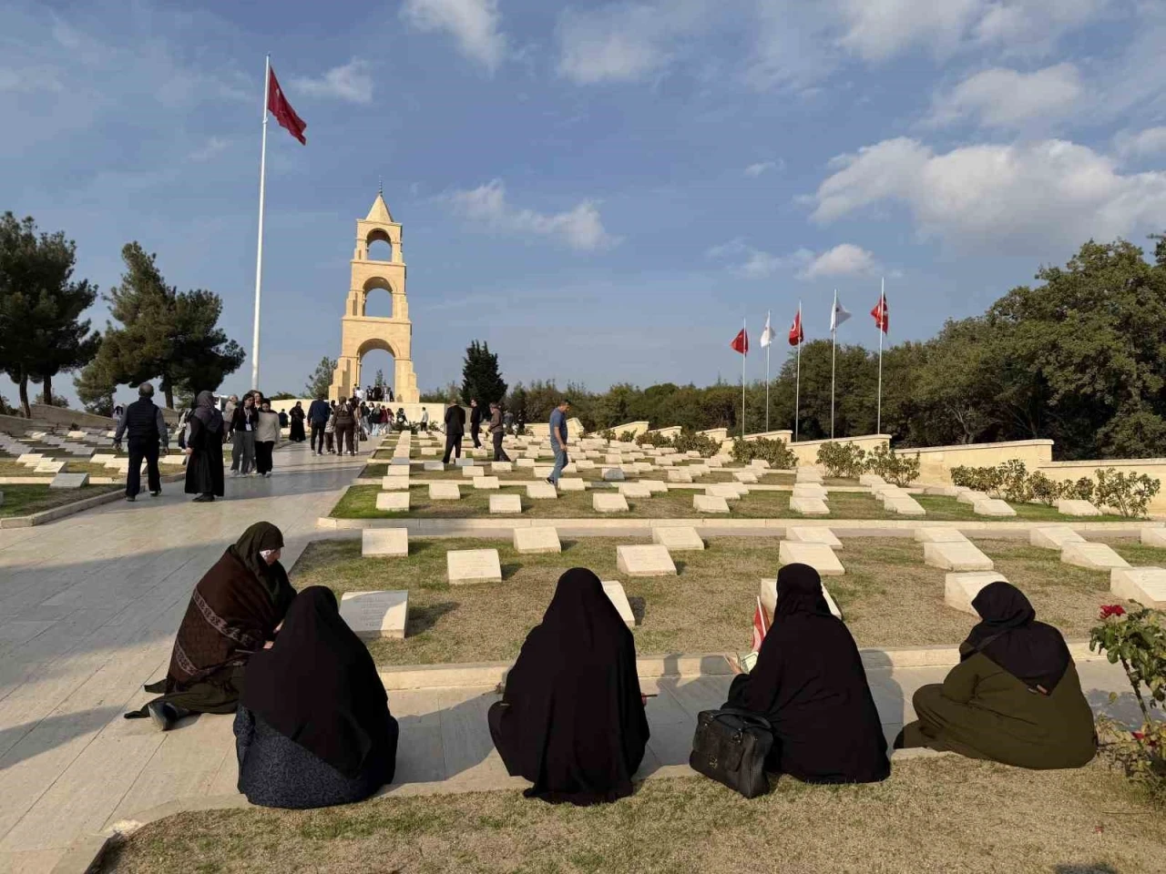 Erzurumlu şehit aileleri Çanakkale 57. Alay Şehitliğinde hüzünlendiler

