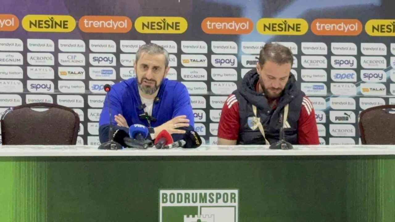 Erzurumspor FK oyuncuları basın toplantısını basıp kutlama yaptı
