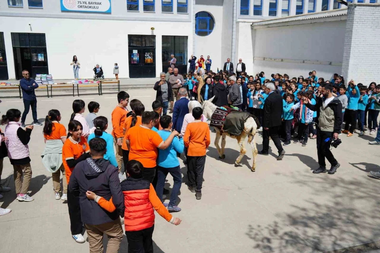 &lsquo;Eşekli Dostoyevski&rsquo; Erzincan&rsquo;da &ouml;ğrencilere kitap dağıttı
