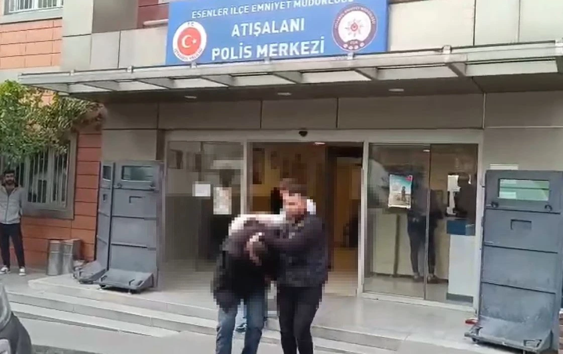 Esenler’de 24 yıl hapis cezası bulunan sahte kimlikli şahıs polislere tehditler savurdu
