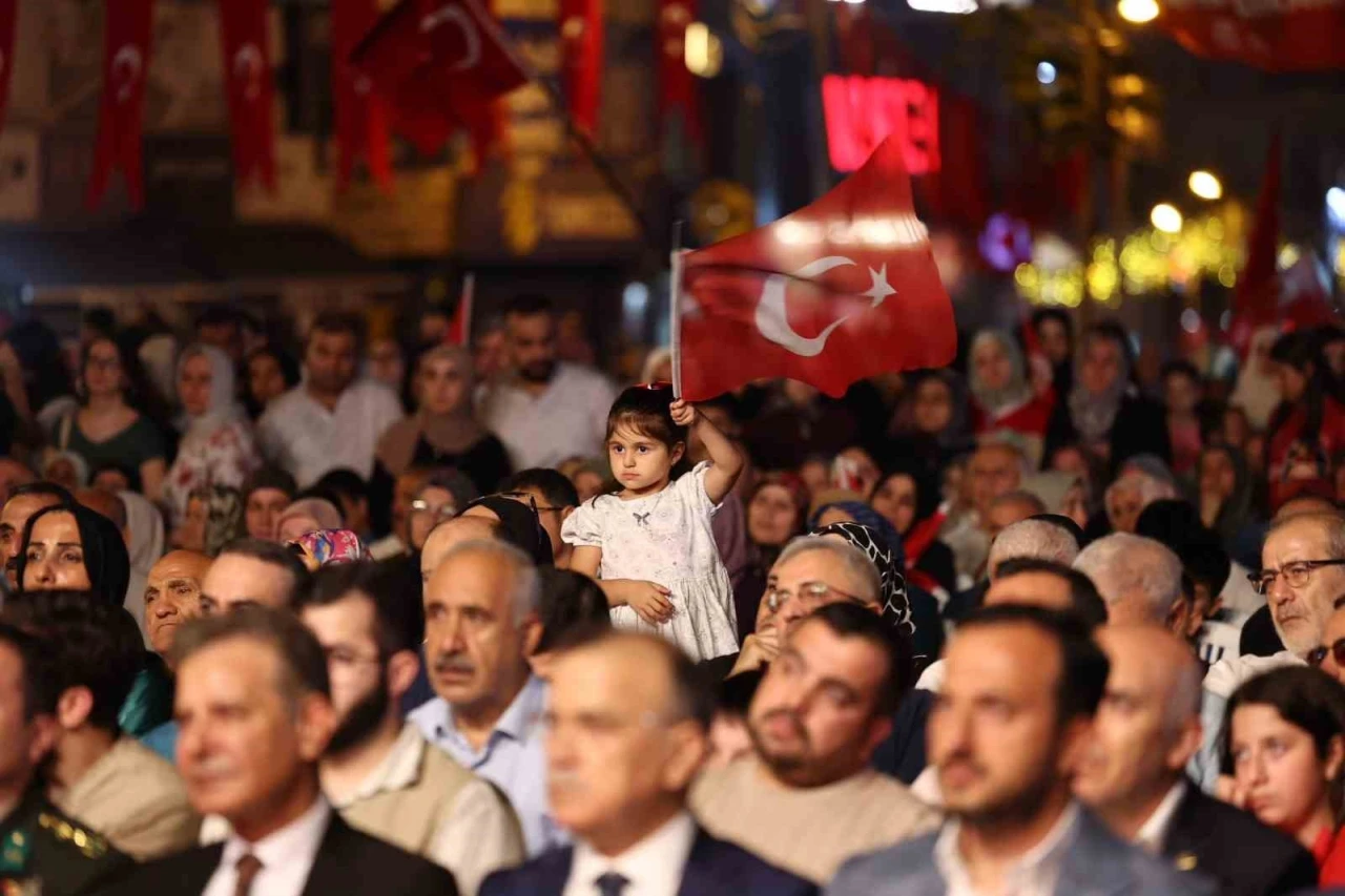 Esenler&rsquo;de 253 metrelik bayrakla 15 Temmuz şehitleri anıldı
