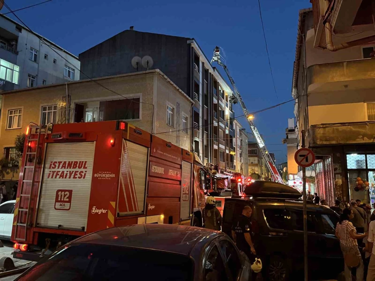 Esenler&rsquo;de 4 katlı binada &ccedil;ıkan yangın &ccedil;atıya sirayet etti
