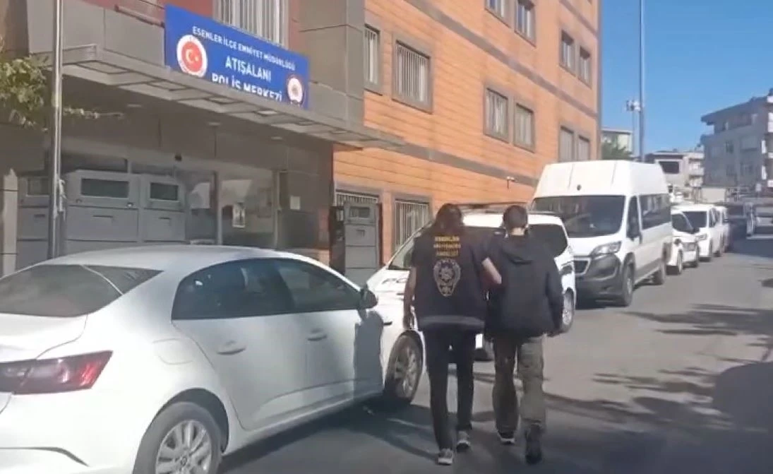 Esenler’de elinde satırla dolaşan bir kişi yakalandı

