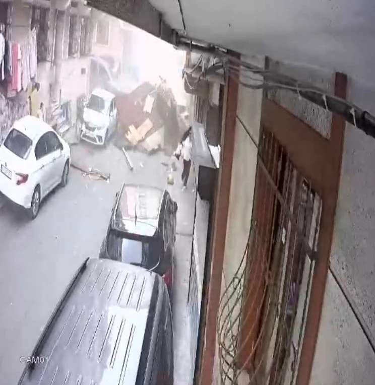 Esenler&rsquo;de fırtınada &ccedil;atı sokağa u&ccedil;tu: &Ccedil;ocuklar &ccedil;atının altında kalmaktan son anda kurtuldu
