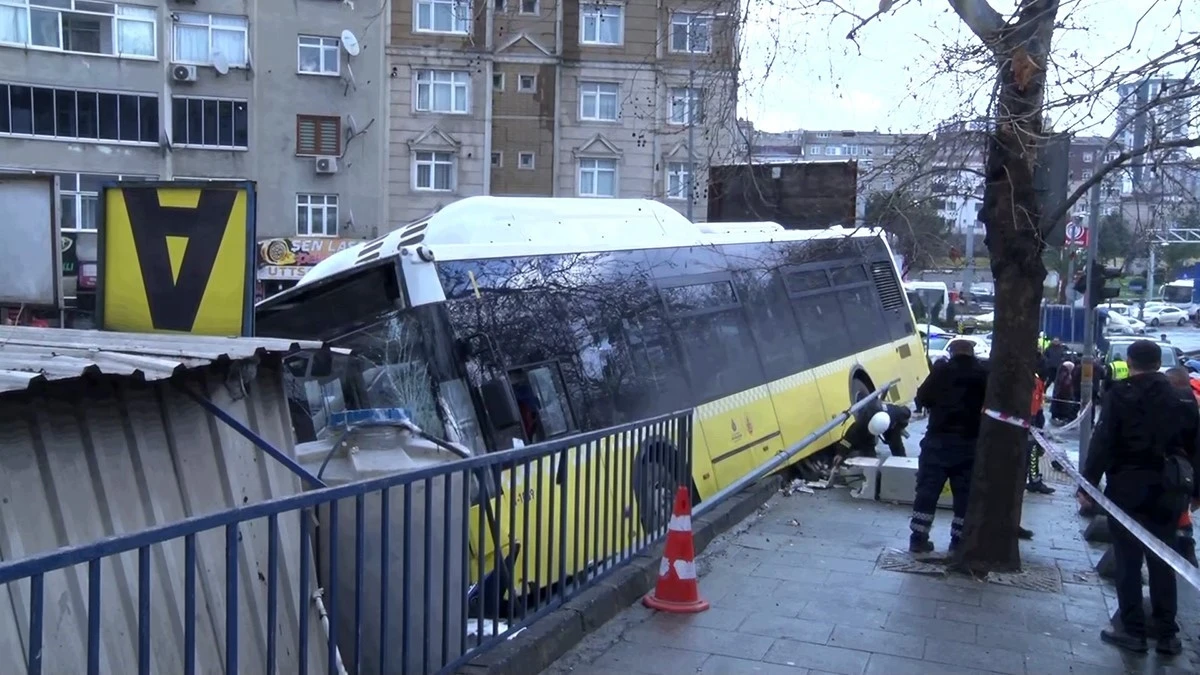 Esenler&rsquo;de İETT Otob&uuml;s&uuml;n&uuml;n direksiyon hakimiyetini kaybetmesi sonucu otoparka daldı. Olay yerine &ccedil;ok sayıda ekip sevk edildi.
