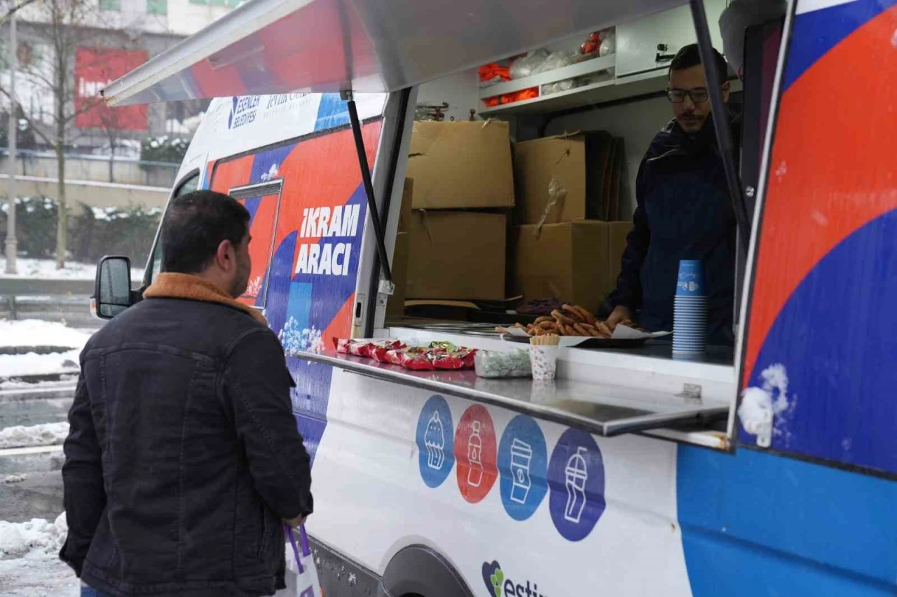 Esenler&rsquo;de karla m&uuml;cadeleye sıcak destek
