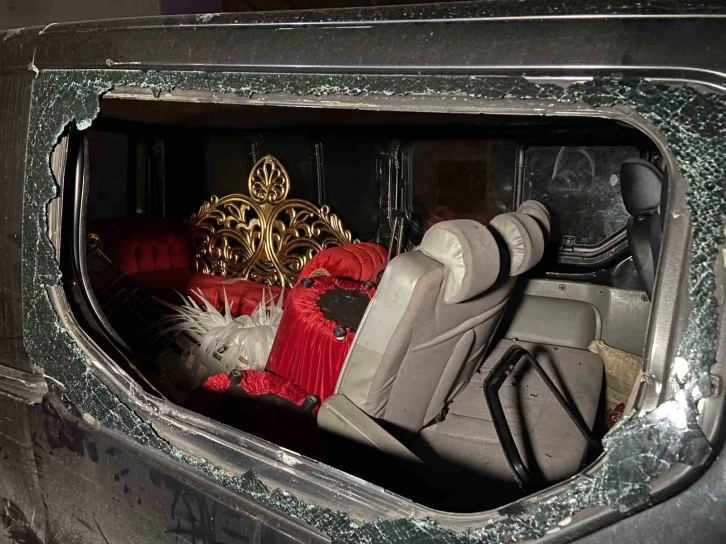 Esenler&rsquo;de panelvan ara&ccedil; kamyona &ccedil;arptı: 3 yaralı
