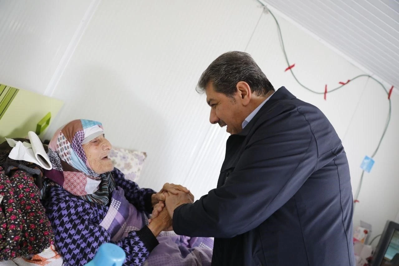 Esenler&rsquo;de Sosyal Kart ile emeklilere anlamlı destek
