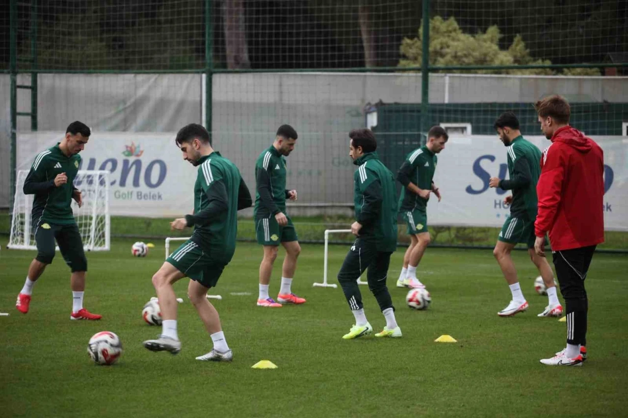 Esenler Erokspor, Antalya&rsquo;daki devre arası &ccedil;alışmalarını tamamladı
