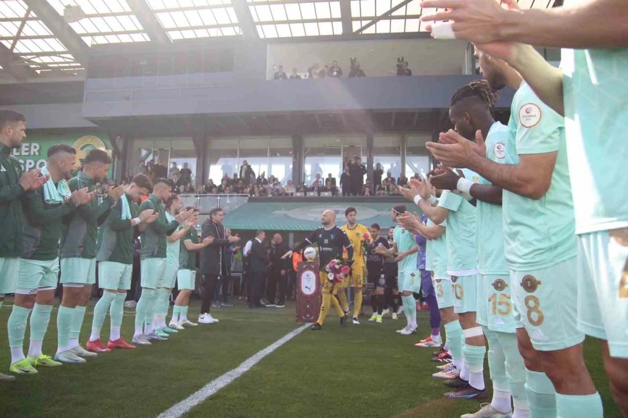 Esenler Erokspor, Süper Lig’e yükselen Kocaelispor’u alkış ve çiçekle karşıladı

