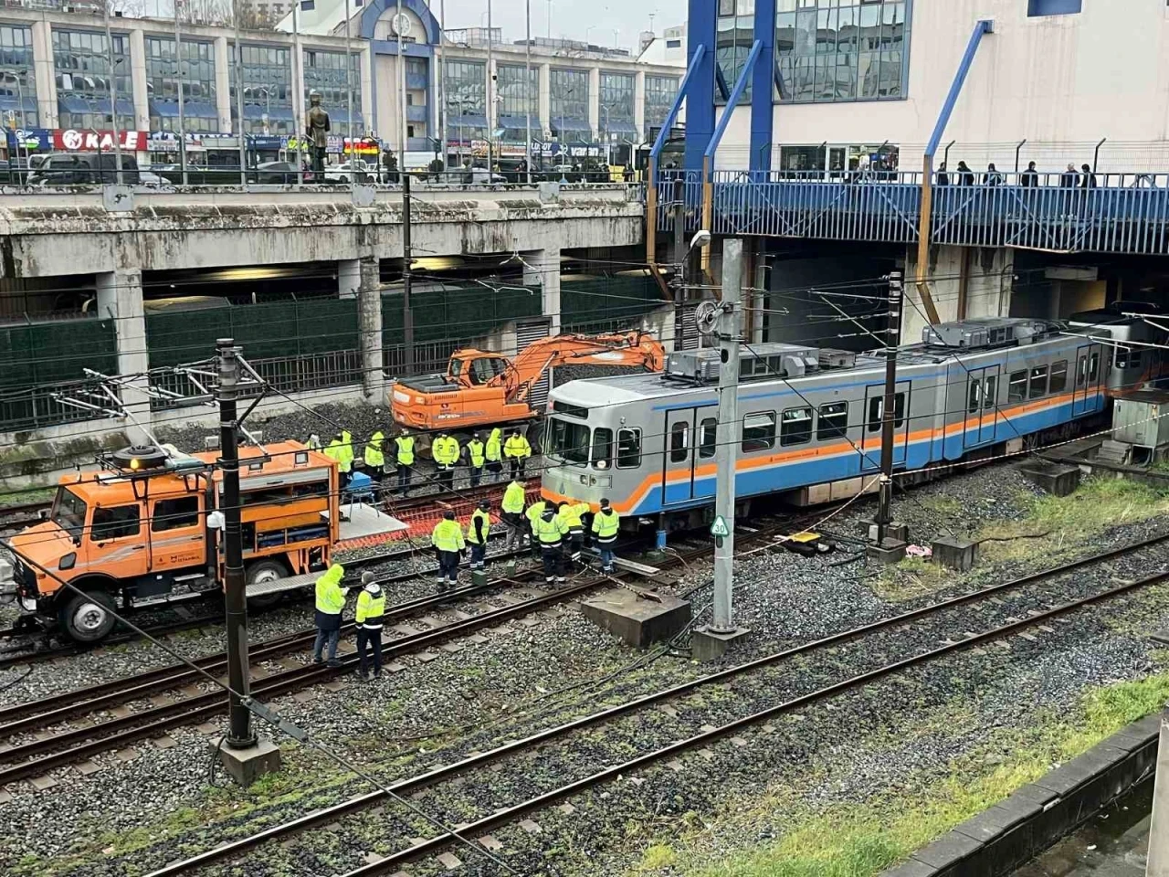 Esenler Otogar durağında metro raydan &ccedil;ıktı, ulaşımda aksamalar yaşanıyor
