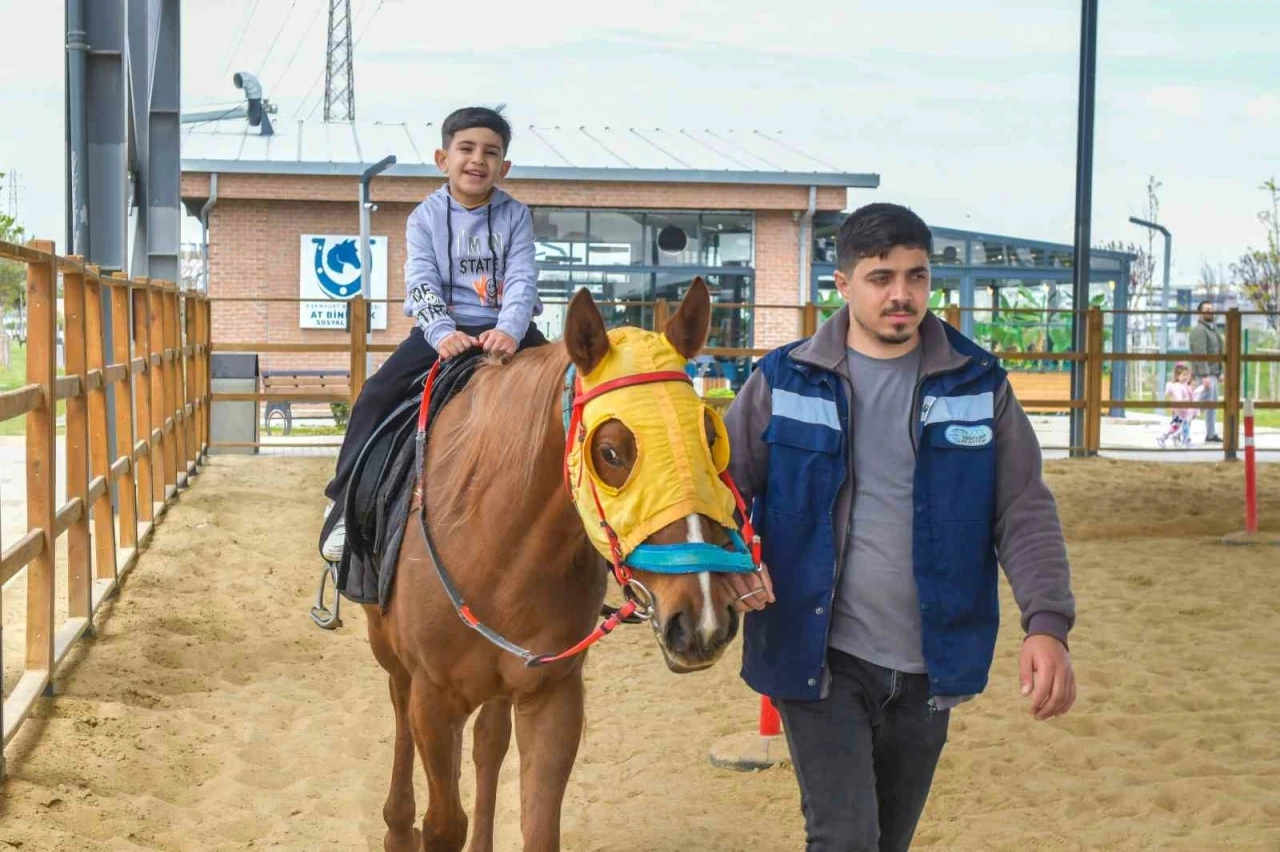 Esenyurt Belediyesi’nden çocuklara at çiftliği gezisi
