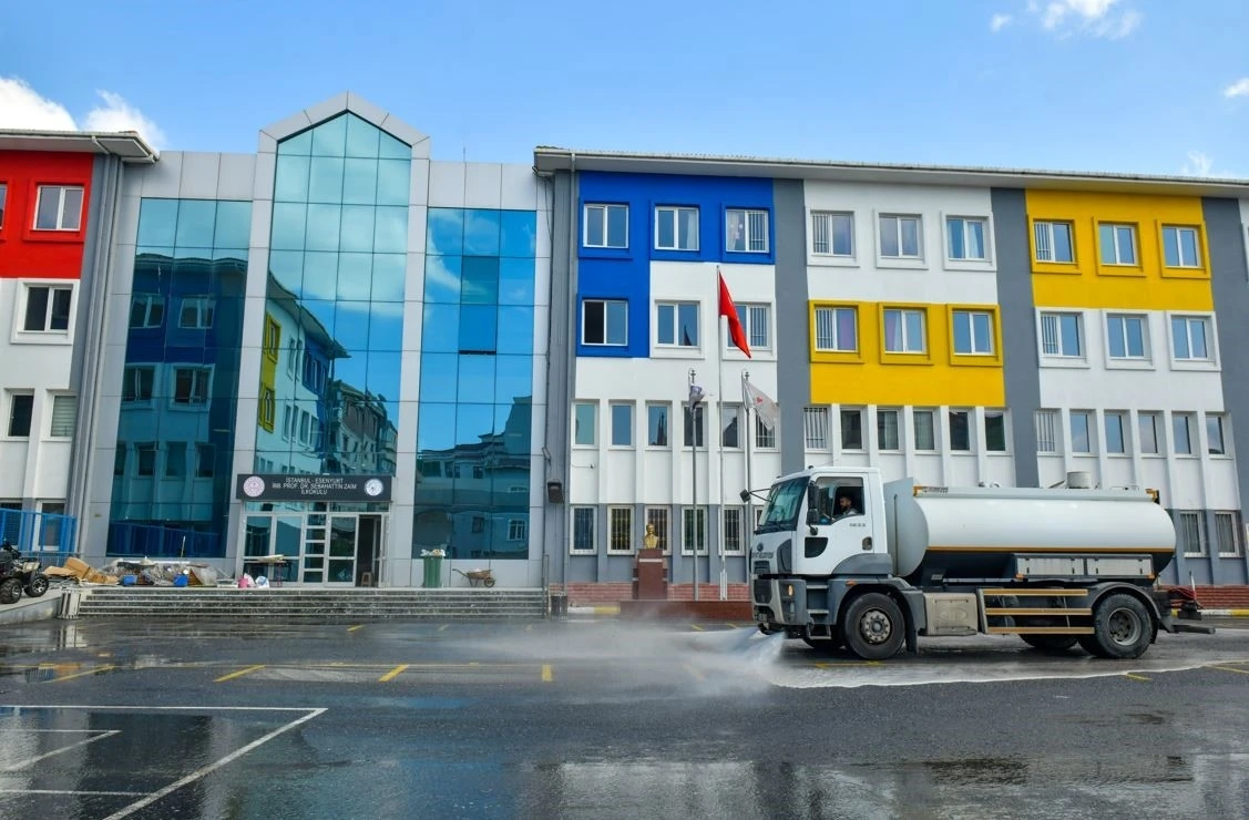 Esenyurt Belediyesi yeni eğitim yılı öncesi okullarda temizlik çalışması gerçekleştirdi
