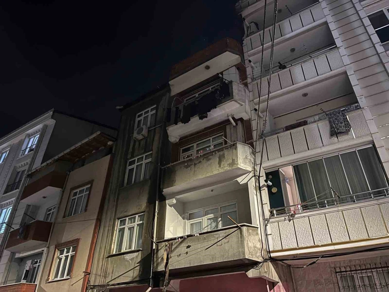 Esenyurt&rsquo;ta 3 katlı binanın &ccedil;atısı alev alev yandı

