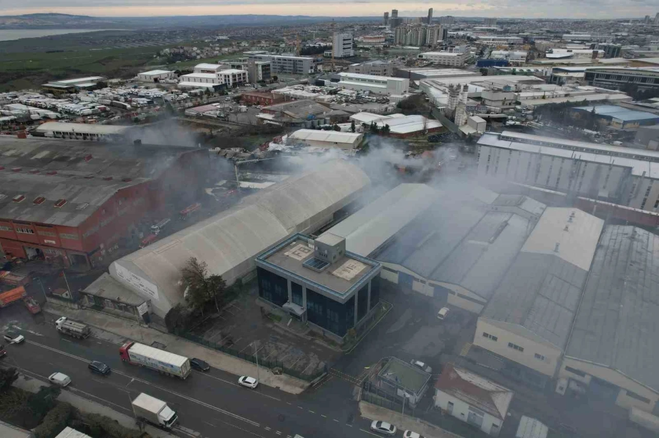 Esenyurt&rsquo;ta devam eden fabrika yangını havadan g&ouml;r&uuml;nt&uuml;lendi
