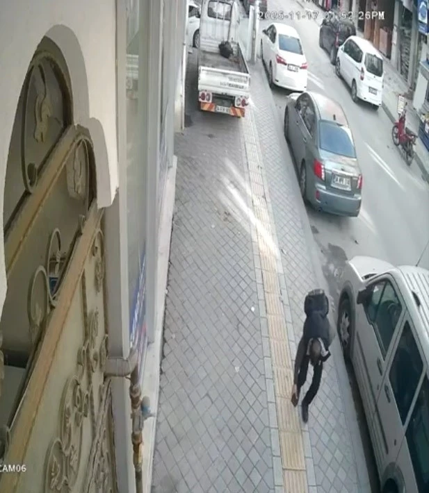 Esenyurt’ta düşen cüzdanı çaldı, sosyal medyada görünce iade etti
