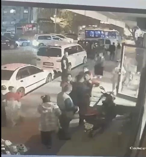 Esenyurt’ta engelli adama bıçaklı saldırı kamerada
