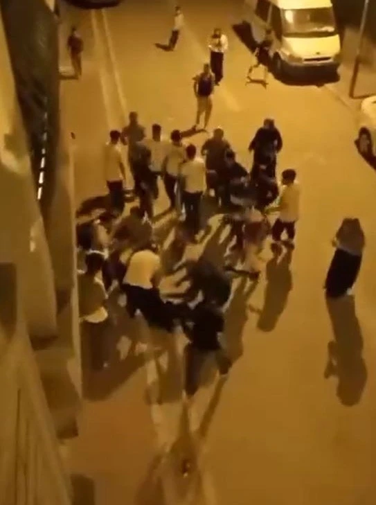 Esenyurt’ta iki aile arasında laf atma tartışması kavgaya dönüştü: O anlar cep telefonu kamerasında
