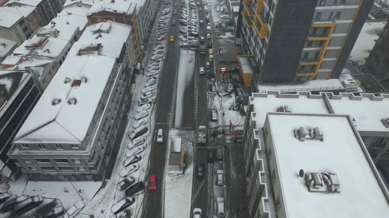 Esenyurt&rsquo;ta kar yağışı etkili oluyor, beyaza b&uuml;r&uuml;nen b&ouml;lge havadan g&ouml;r&uuml;nt&uuml;lendi
