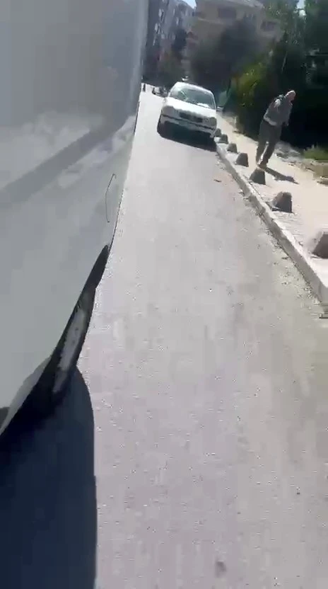 Esenyurt’ta kendisine yol vermeyen aracı taşladı
