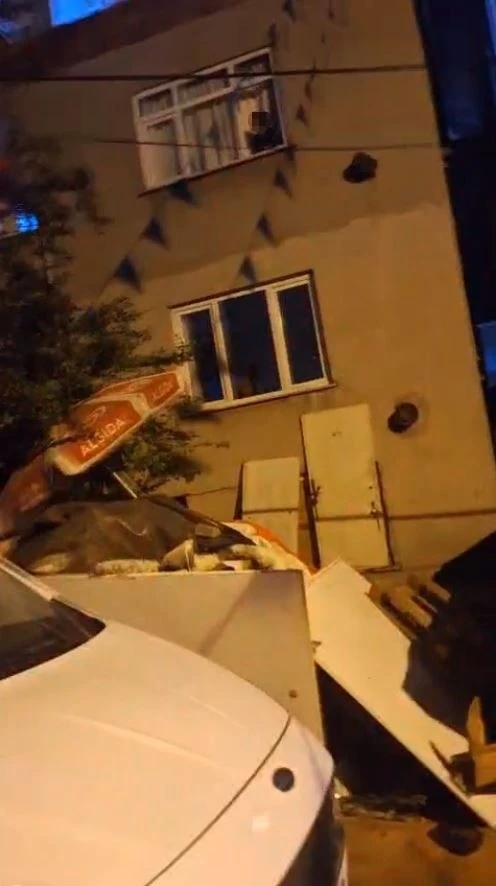Esenyurt’ta komşular arasındaki kavga sokağa taştı: Hakaretler havada uçuştu
