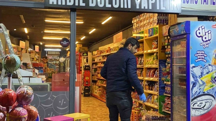 Esenyurt&rsquo;ta markete silahlı saldırı: Camlar kırıldı, i&ccedil;erideki malzemeler zarar g&ouml;rd&uuml;
