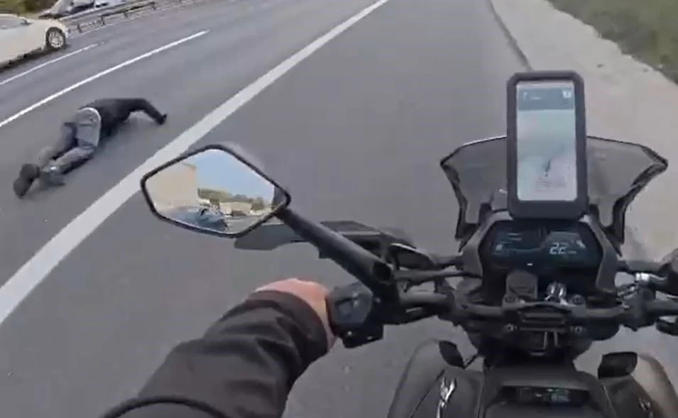 Esenyurt’ta motosiklet arızalanarak emniyet şeridinde duran kamyonete çarptı: 1 ağır yaralı
