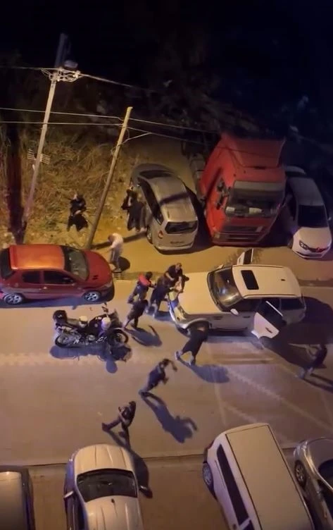 Esenyurt’ta polisin dur ihtarına uymayan şahıslar polise saldırdı
