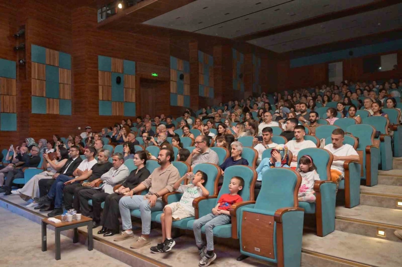 Esenyurt&rsquo;ta "Anadolu&rsquo;nun K&uuml;lt&uuml;r Motifleri" gecesi yoğun ilgi g&ouml;rd&uuml;
