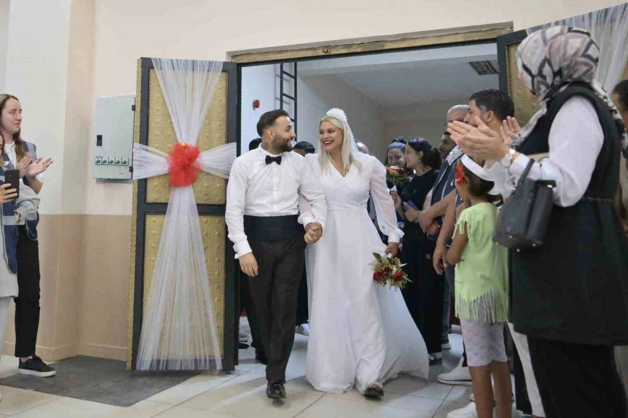 Esenyurt’ta Roman çiftlere düğün havasında toplu nikah töreni
